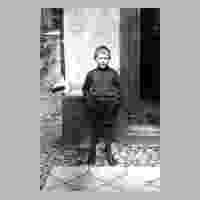 111-3337 Klaus Salecker mit 10 Jahren vor der Haustuer in Wehlau.JPG